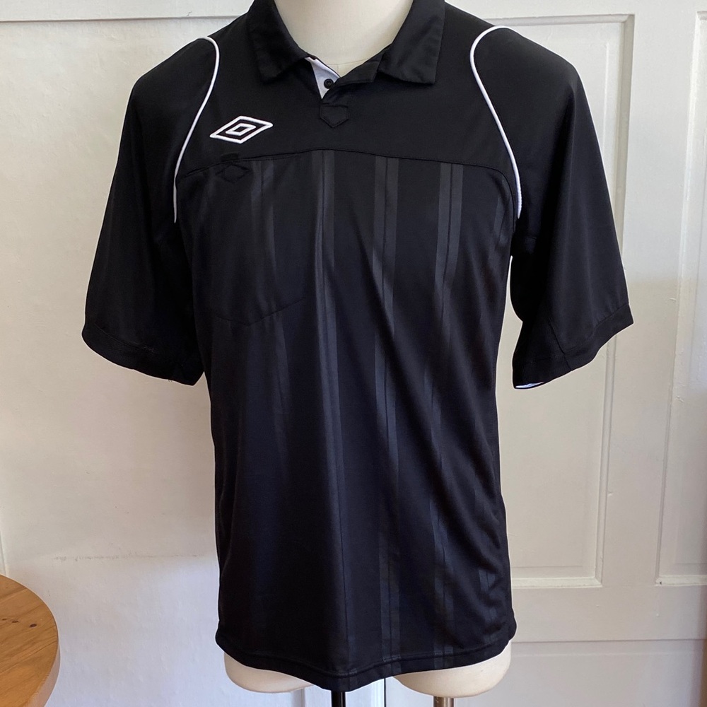 Umbro Black and White Men's Referee Jersey. Size M.